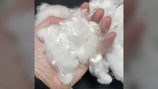 Serat Kationik 1,56D*51mm Tahan Luntur Warna Tinggi Kilau Cerah Lembut untuk Pemintalan & Pencampuran Tekstil