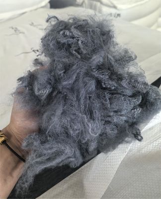 Harga yang bagus Serat Staple Polyester Daur Ulang 2.5D 51mm Abu-abu Gelap Absorpsi Kelembaban Rendah on line