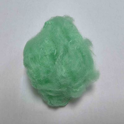 Harga yang bagus PET Daur Ulang Serat Staple Polyester 51mm Hijau PSF Untuk Mainan Isi on line