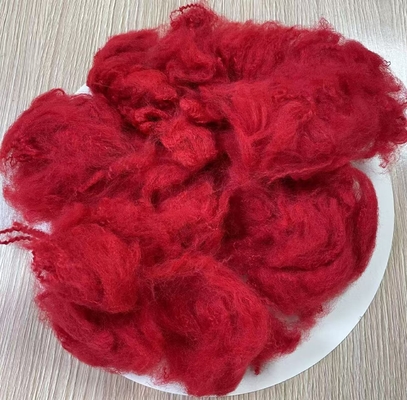 Harga yang bagus Serat Stapel Poliester Daur Ulang 4.5D 51mm Merah Bendera Grade A on line
