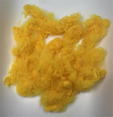Harga yang bagus Serat Stapel Poliester Daur Ulang Kuning Emas Tahan Lama Perlindungan UV 2.5D 51mm untuk Berbagai Aplikasi on line